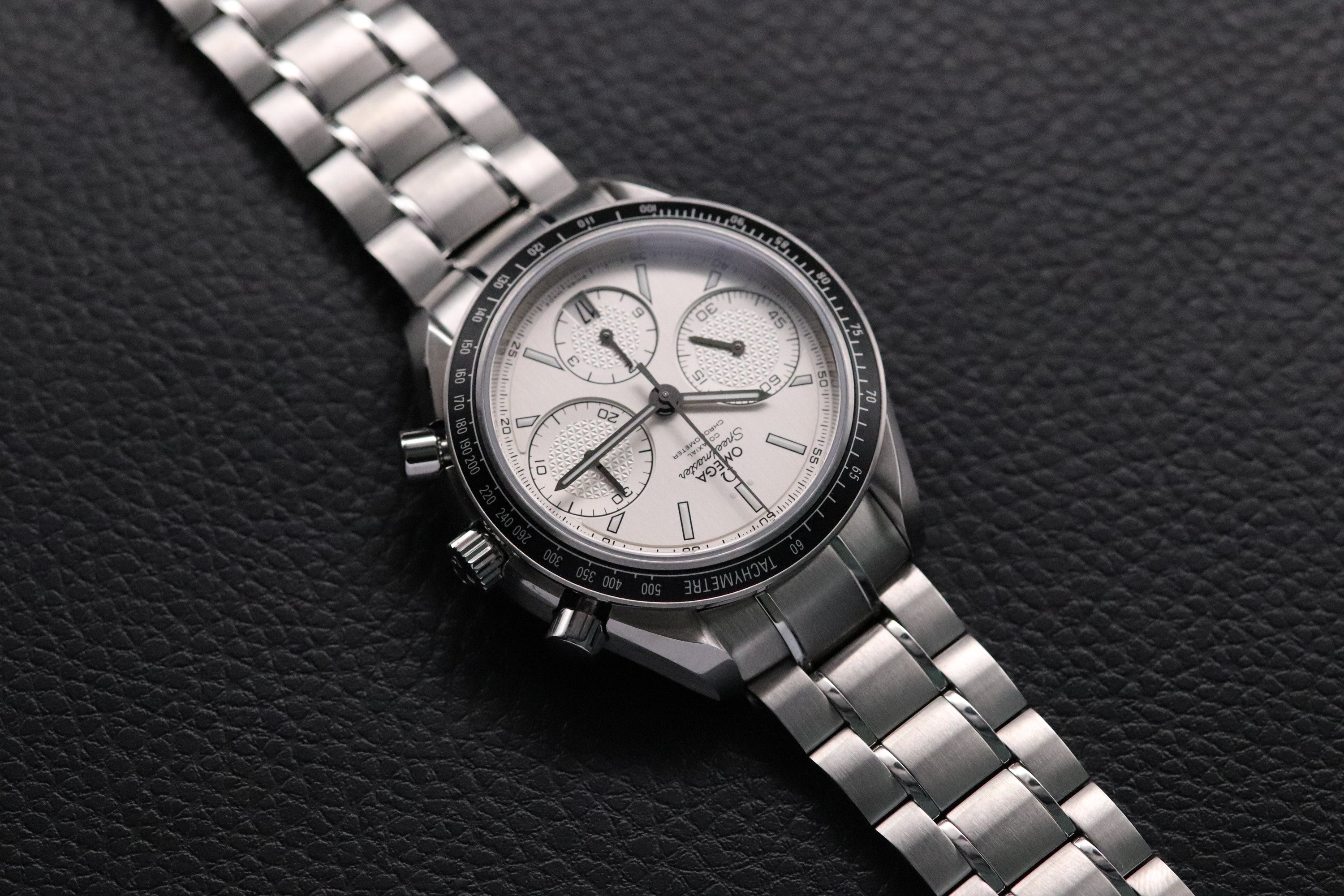 Omega Speedmaster Racing 326.30.40.50.02.001 Albino 2025 Fullset