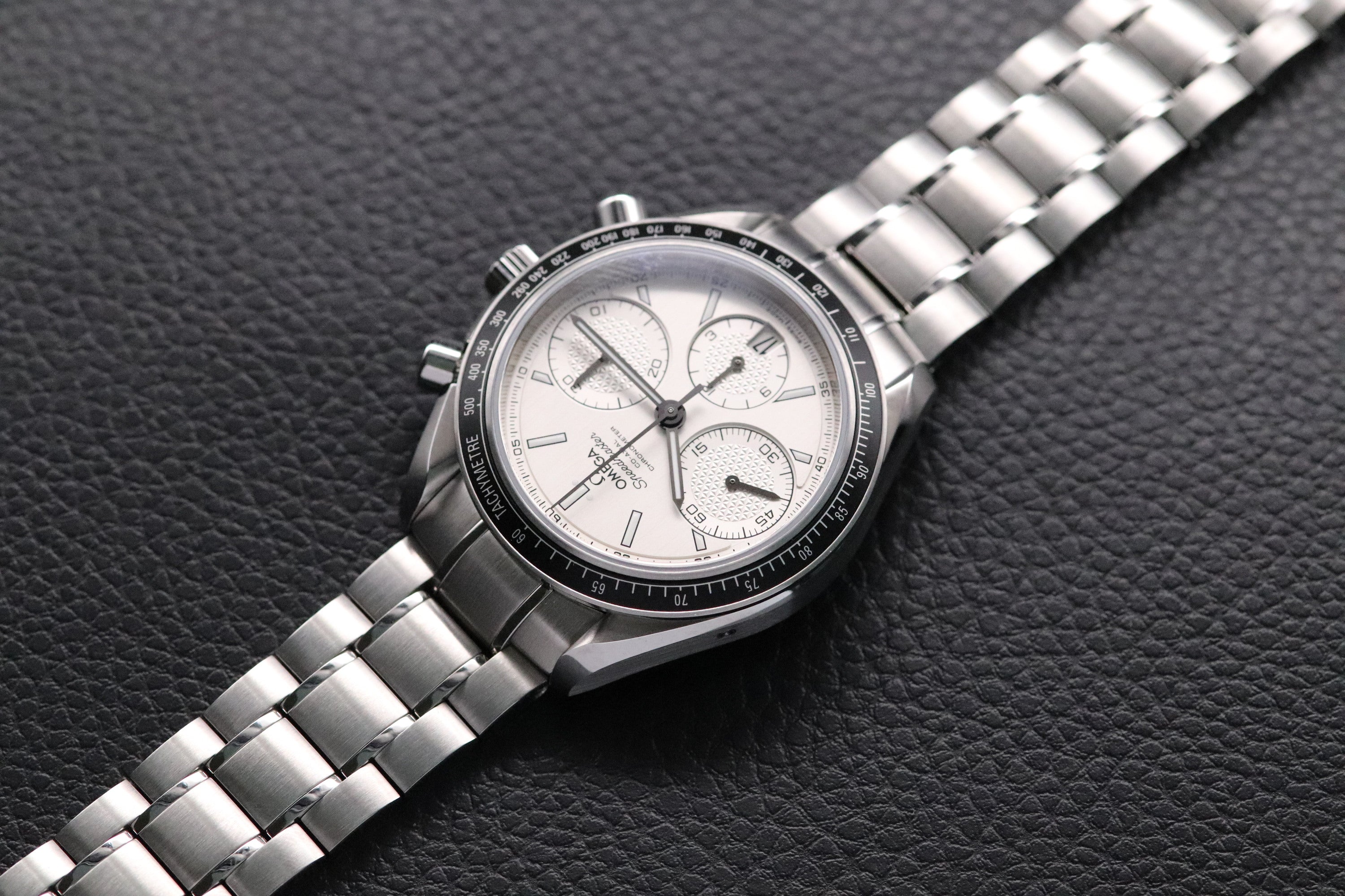 Omega Speedmaster Racing 326.30.40.50.02.001 Albino 2025 Fullset