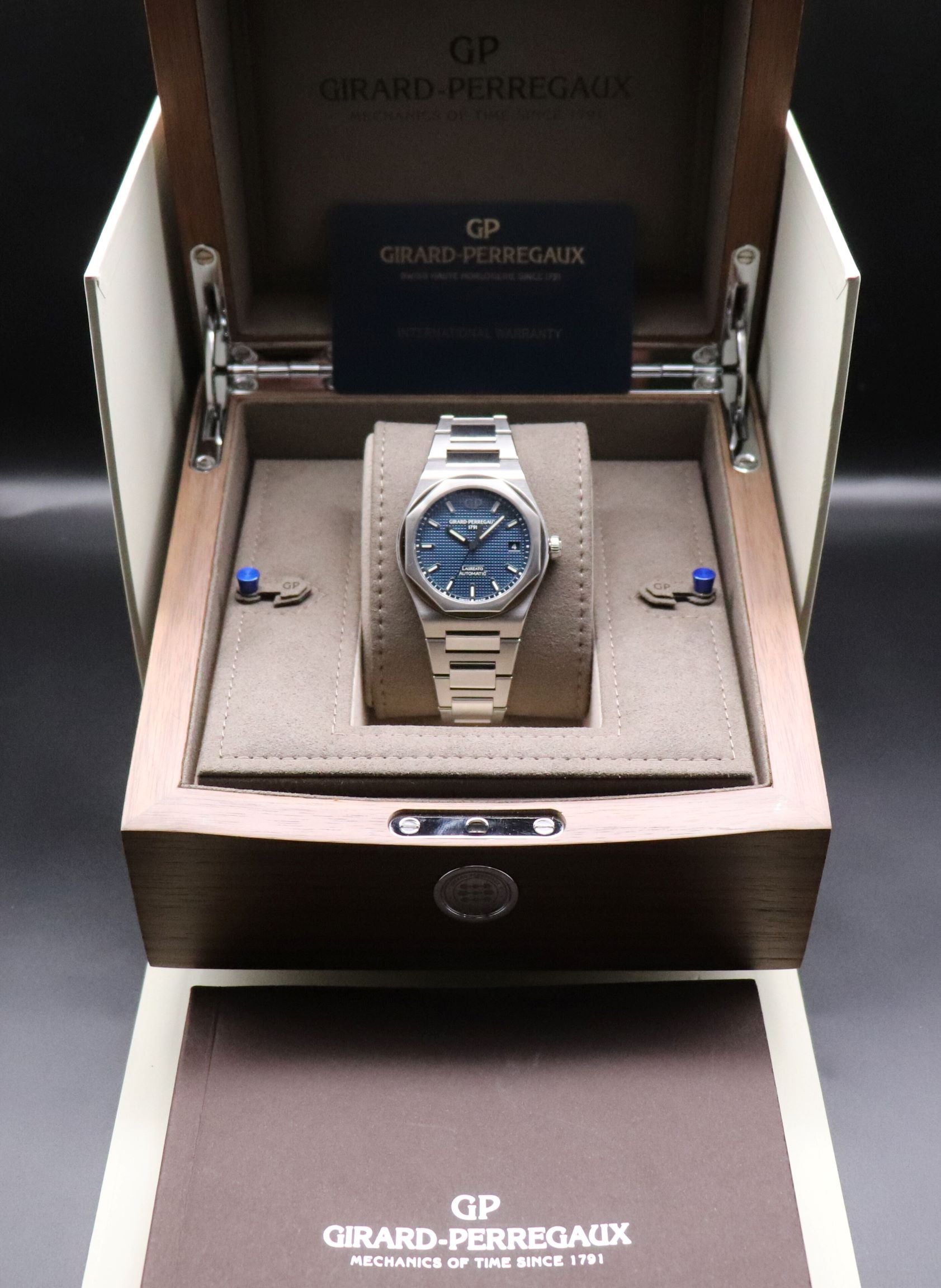 Girard Perregaux Laureato 81005.11.431.11A Blue Dial Fullset Medium Model Box+Papers