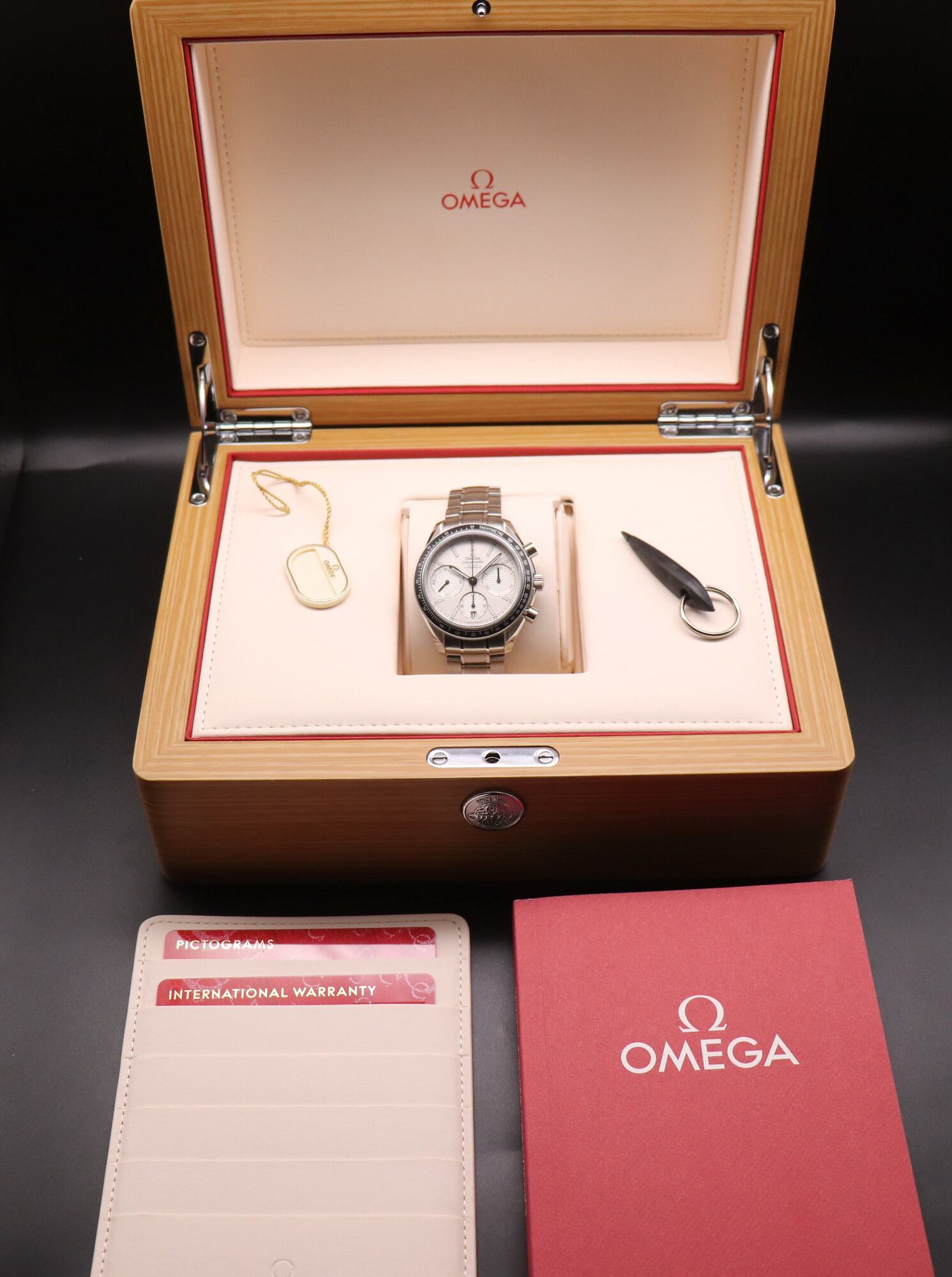 Omega Speedmaster Racing 326.30.40.50.02.001 Albino 2025 Fullset