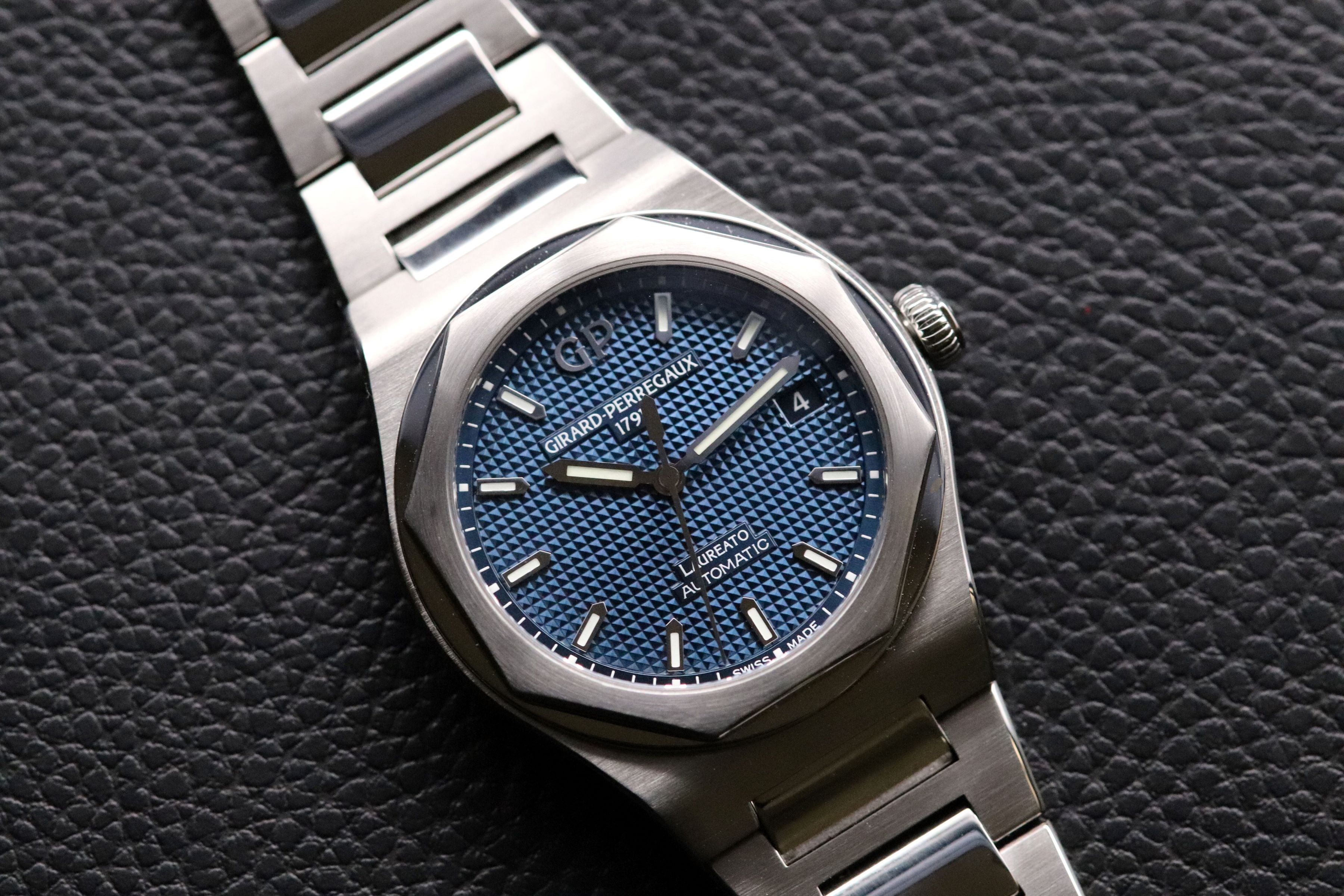 Girard Perregaux Laureato 81005.11.431.11A Blue Dial Fullset Medium Model Box+Papers