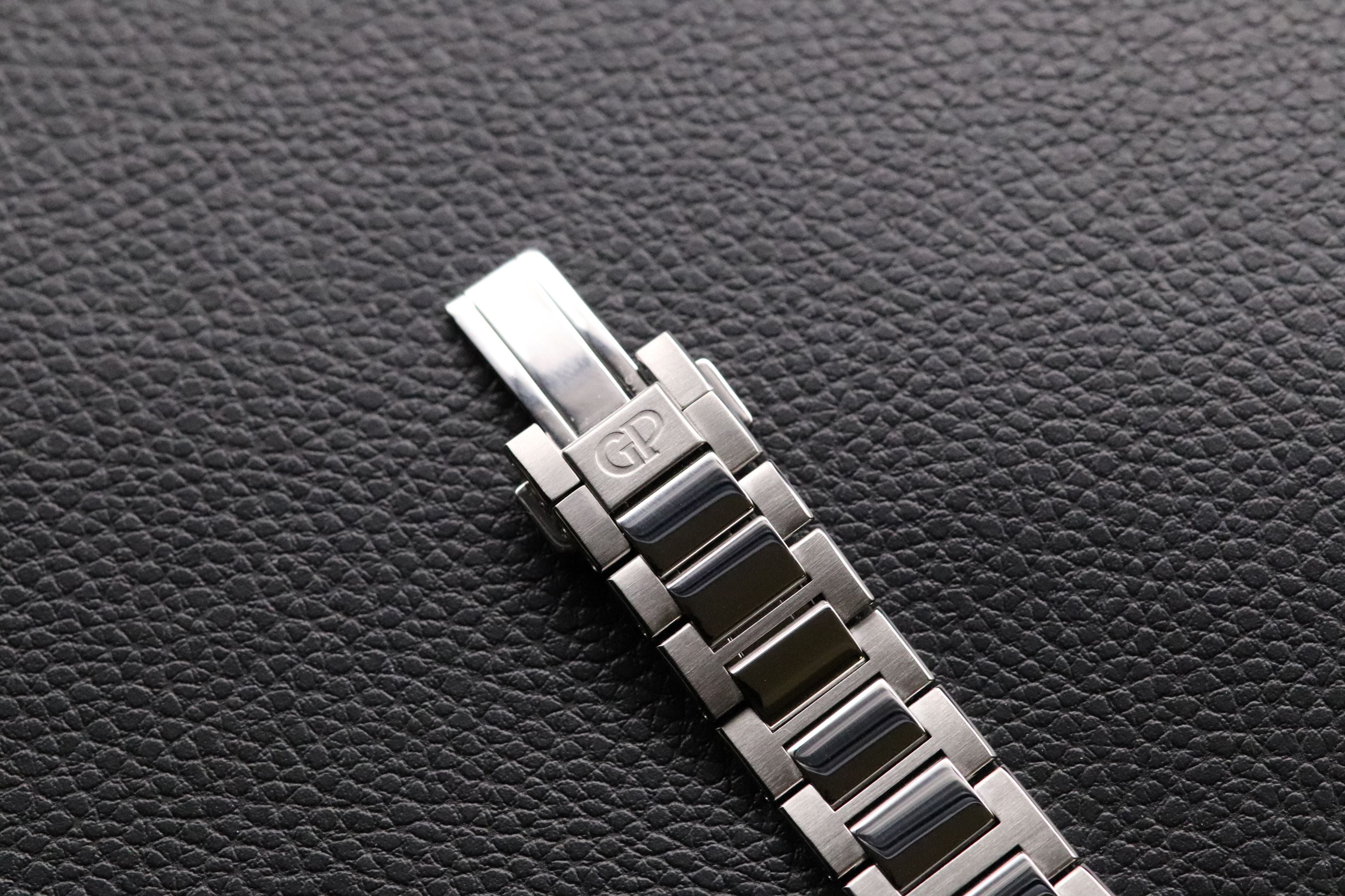 Girard Perregaux Laureato 81005.11.431.11A Blue Dial Fullset Medium Model Box+Papers