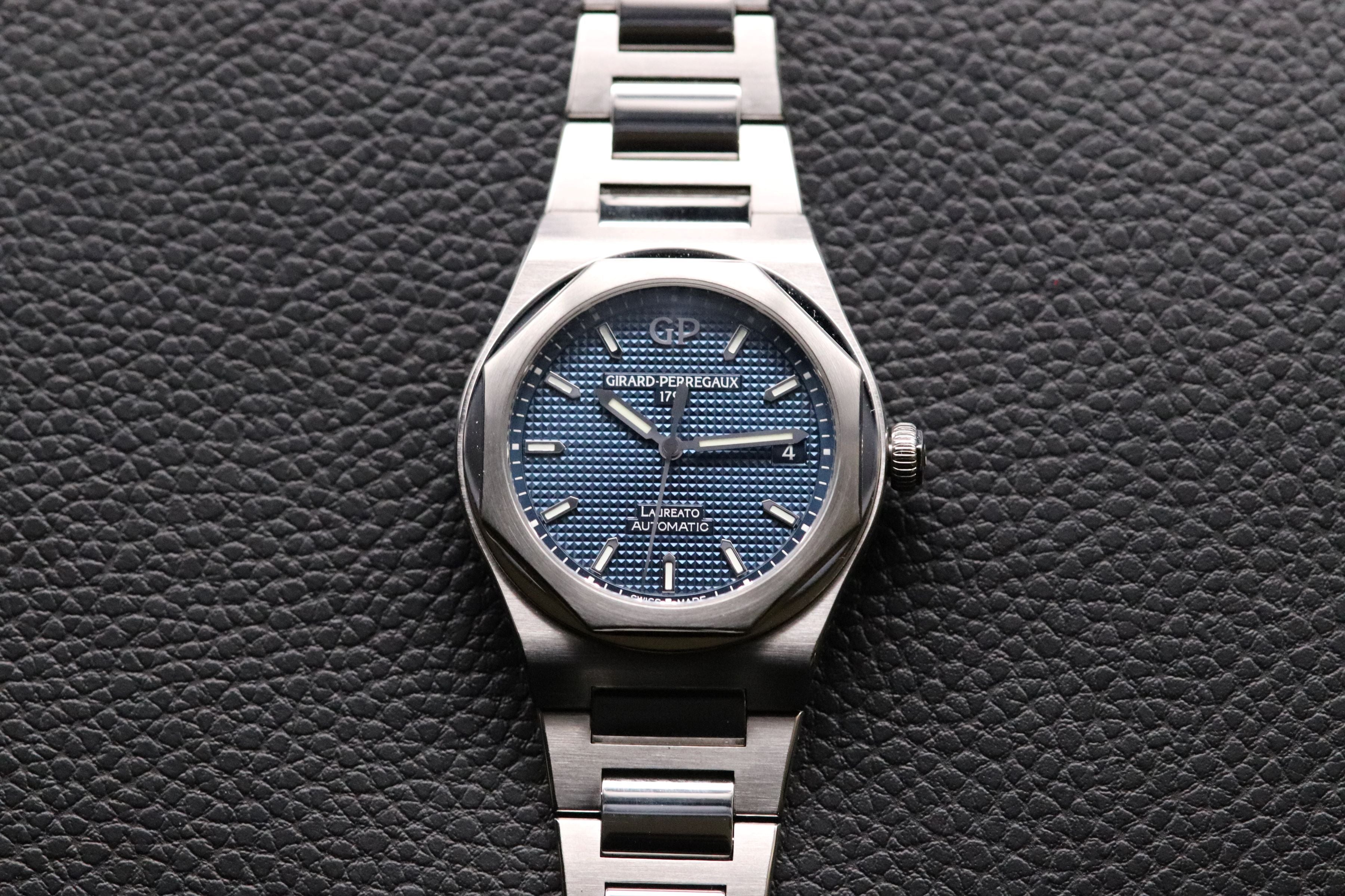 Girard Perregaux Laureato 81005.11.431.11A Blue Dial Fullset Medium Model Box+Papers