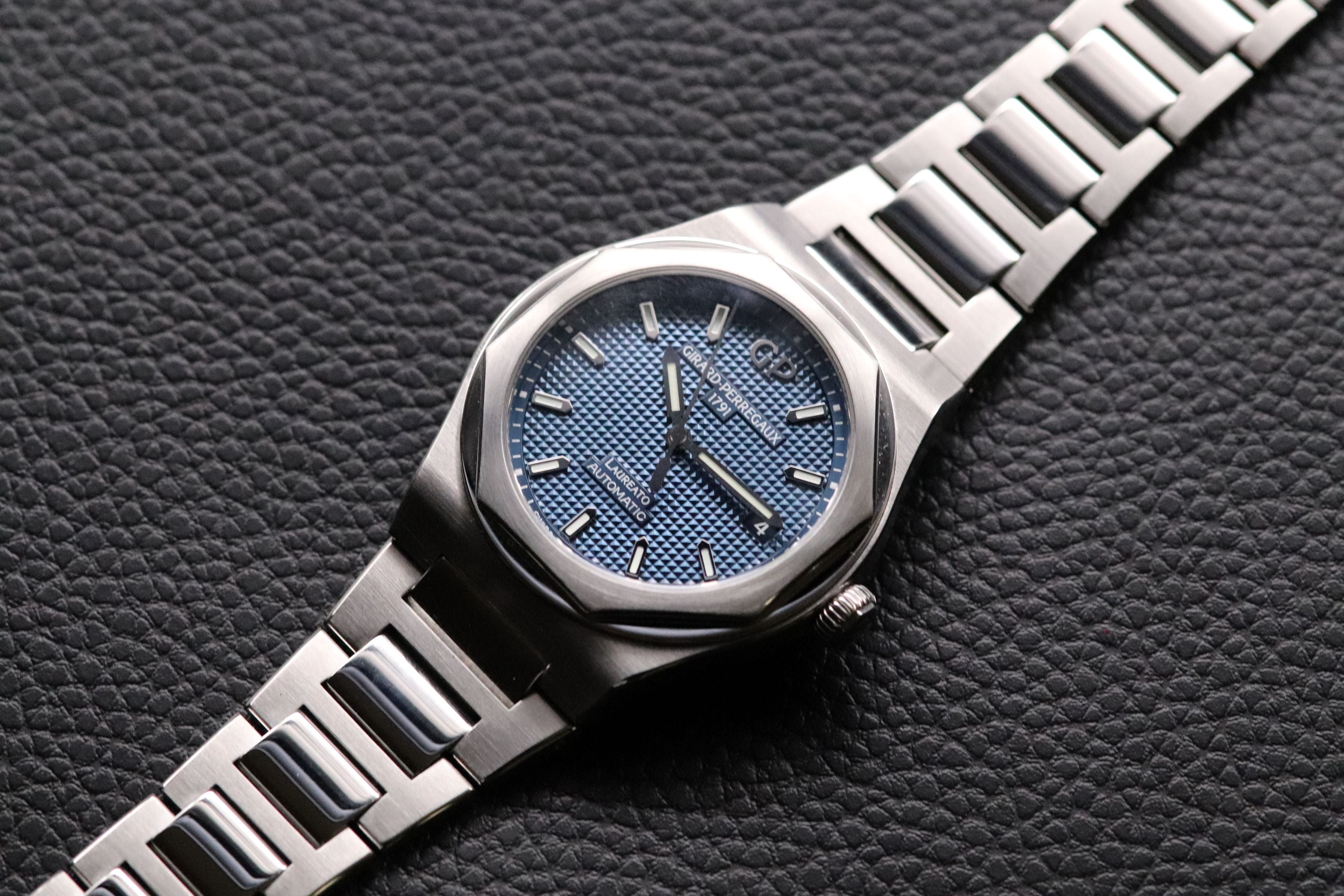 Girard Perregaux Laureato 81005.11.431.11A Blue Dial Fullset Medium Model Box+Papers