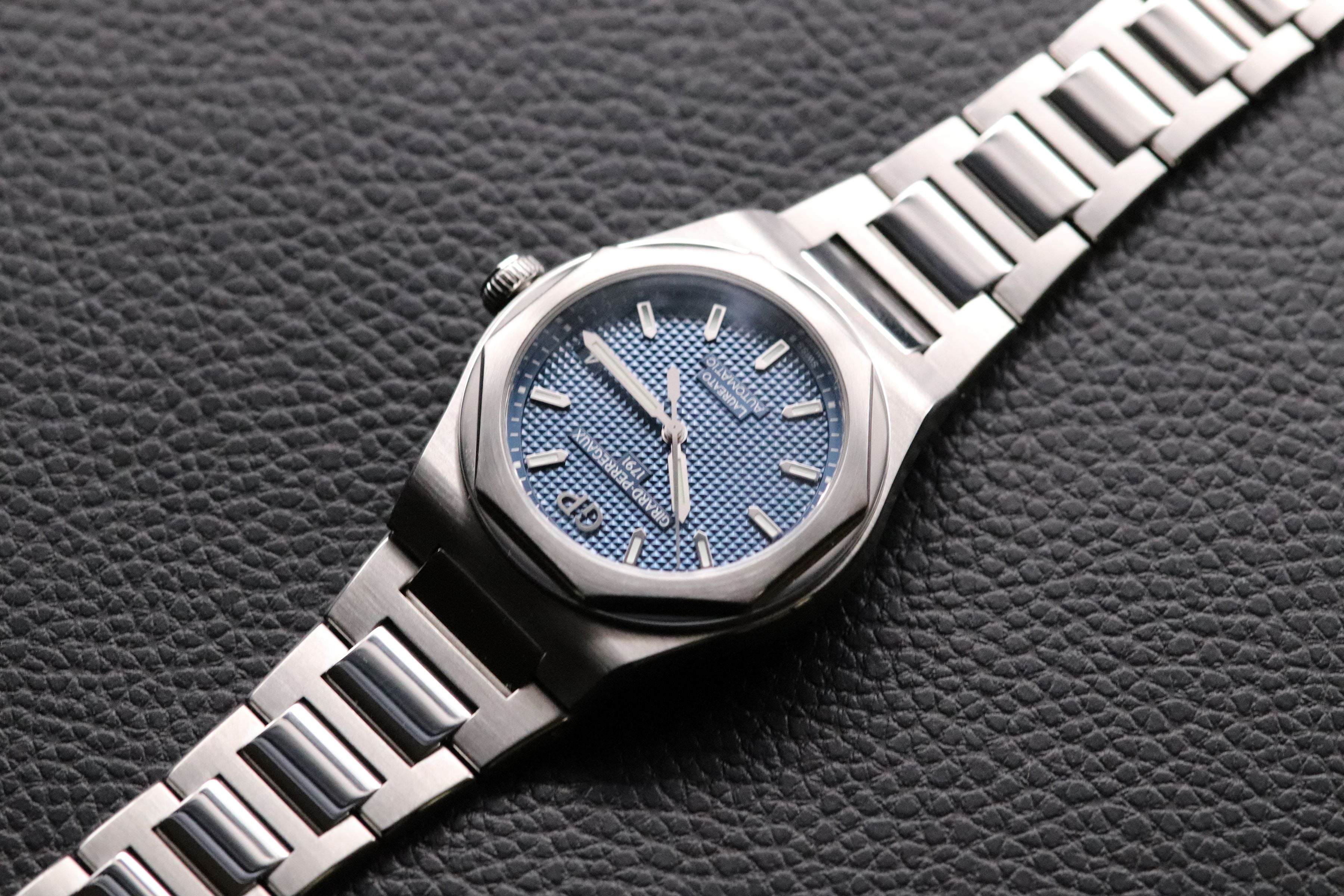 Girard Perregaux Laureato 81005.11.431.11A Blue Dial Fullset Medium Model Box+Papers