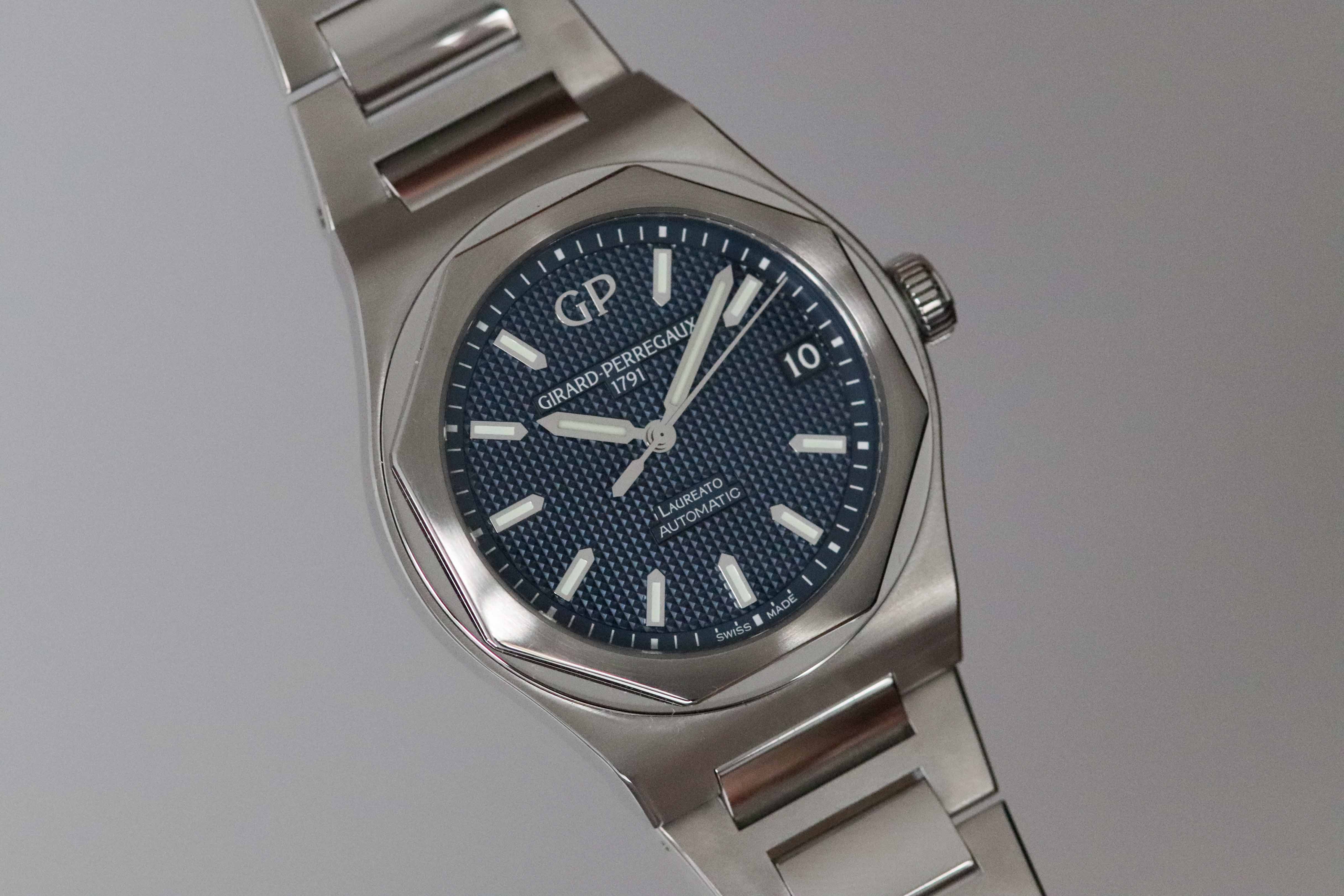 Girard Perregaux Laureato 81010-11-431-11 Fullset 2022 Box+Papers