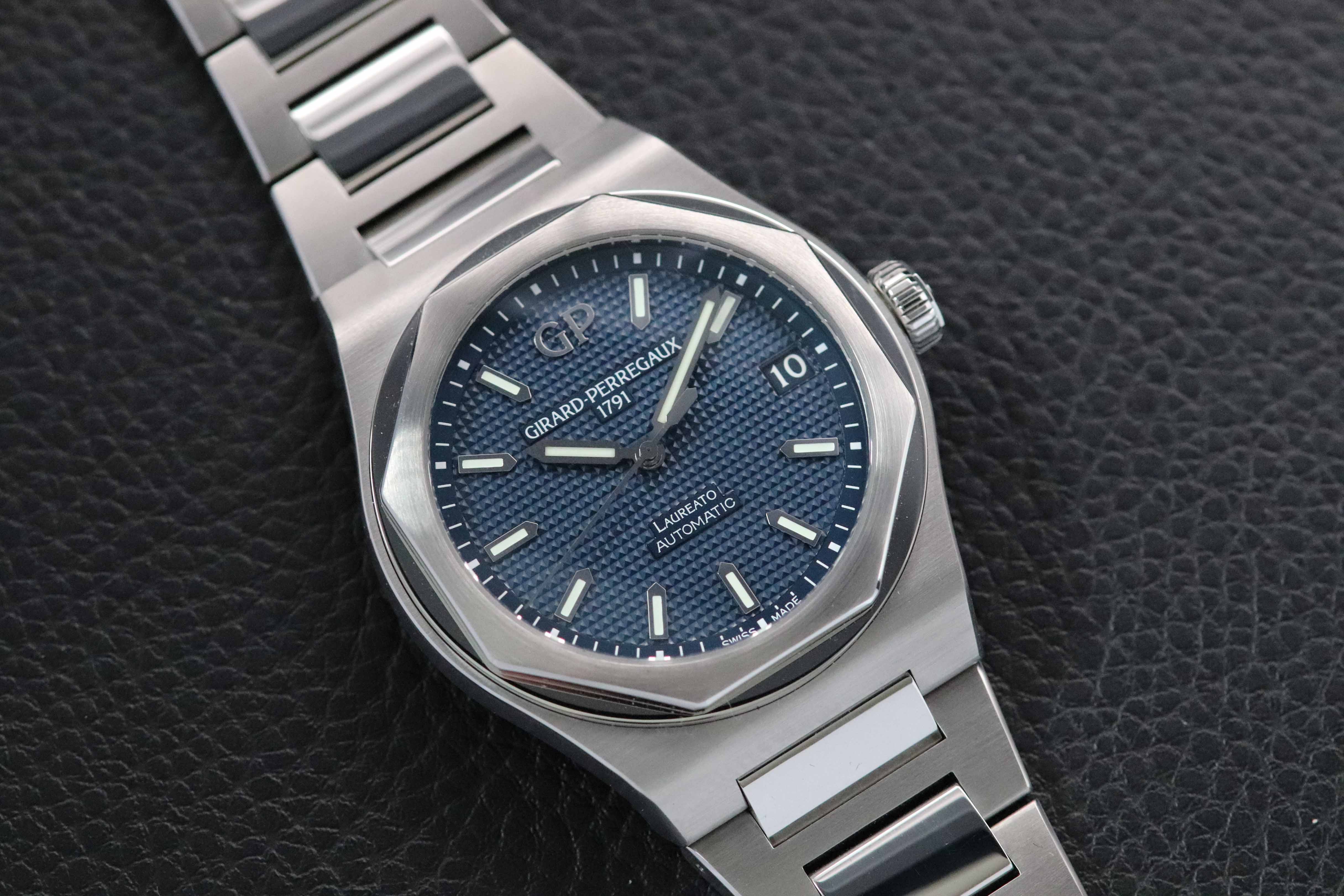 Girard Perregaux Laureato 81010-11-431-11 Fullset 2022 Box+Papers