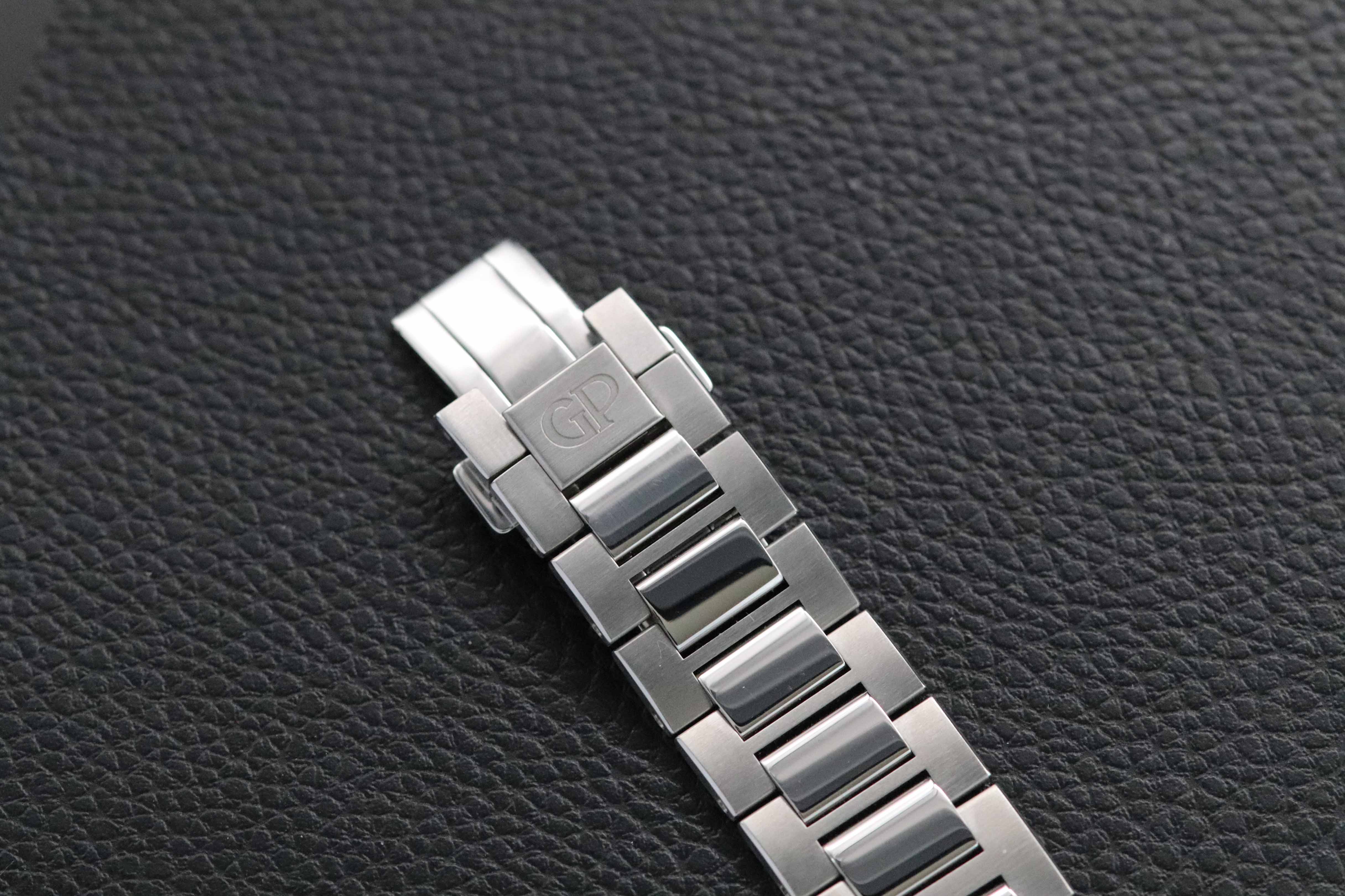 Girard Perregaux Laureato 81010-11-431-11 Fullset 2022 Box+Papers