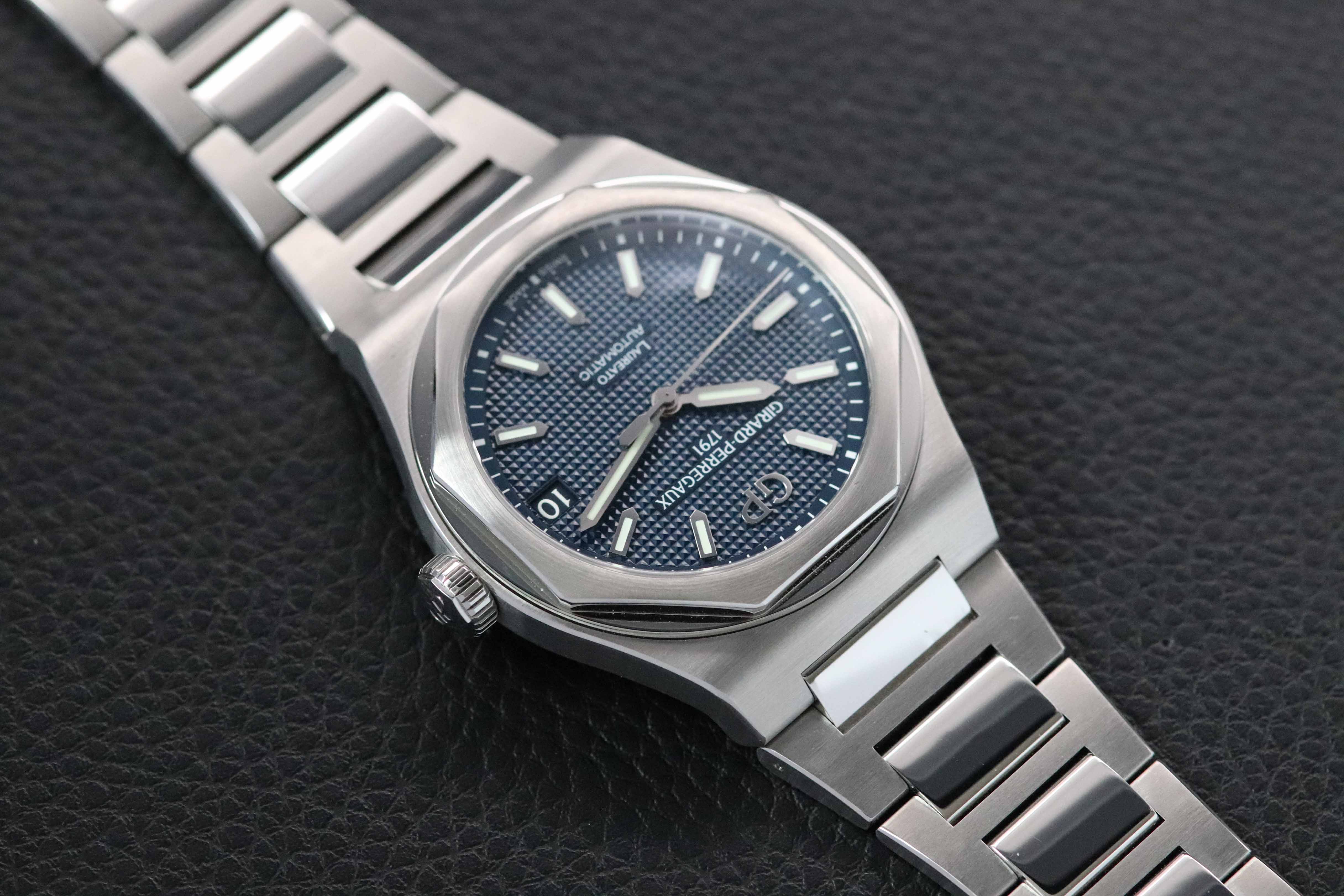 Girard Perregaux Laureato 81010-11-431-11 Fullset 2022 Box+Papers
