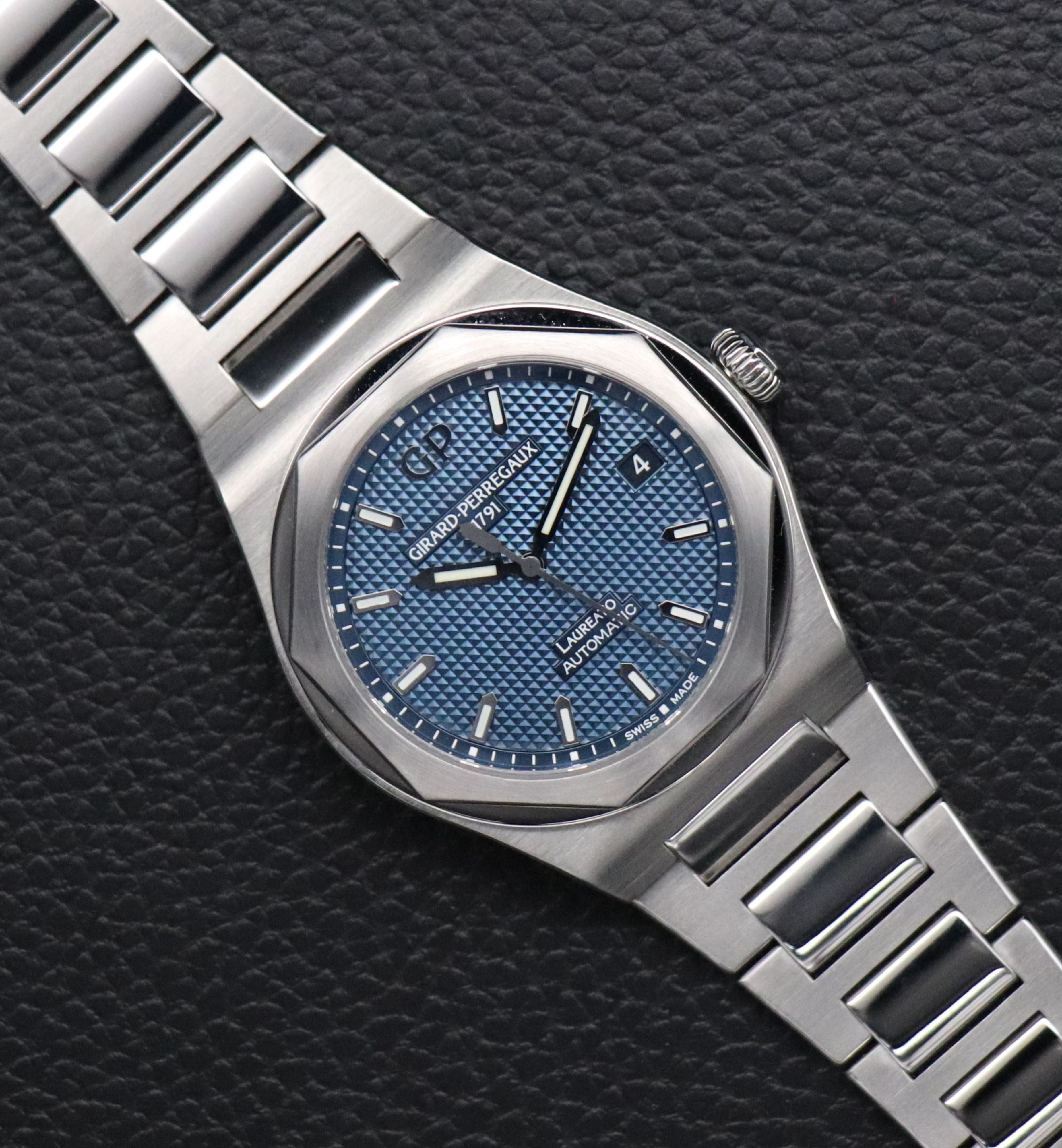Girard Perregaux Laureato 81005.11.431.11A Blue Dial Fullset Medium Model Box+Papers