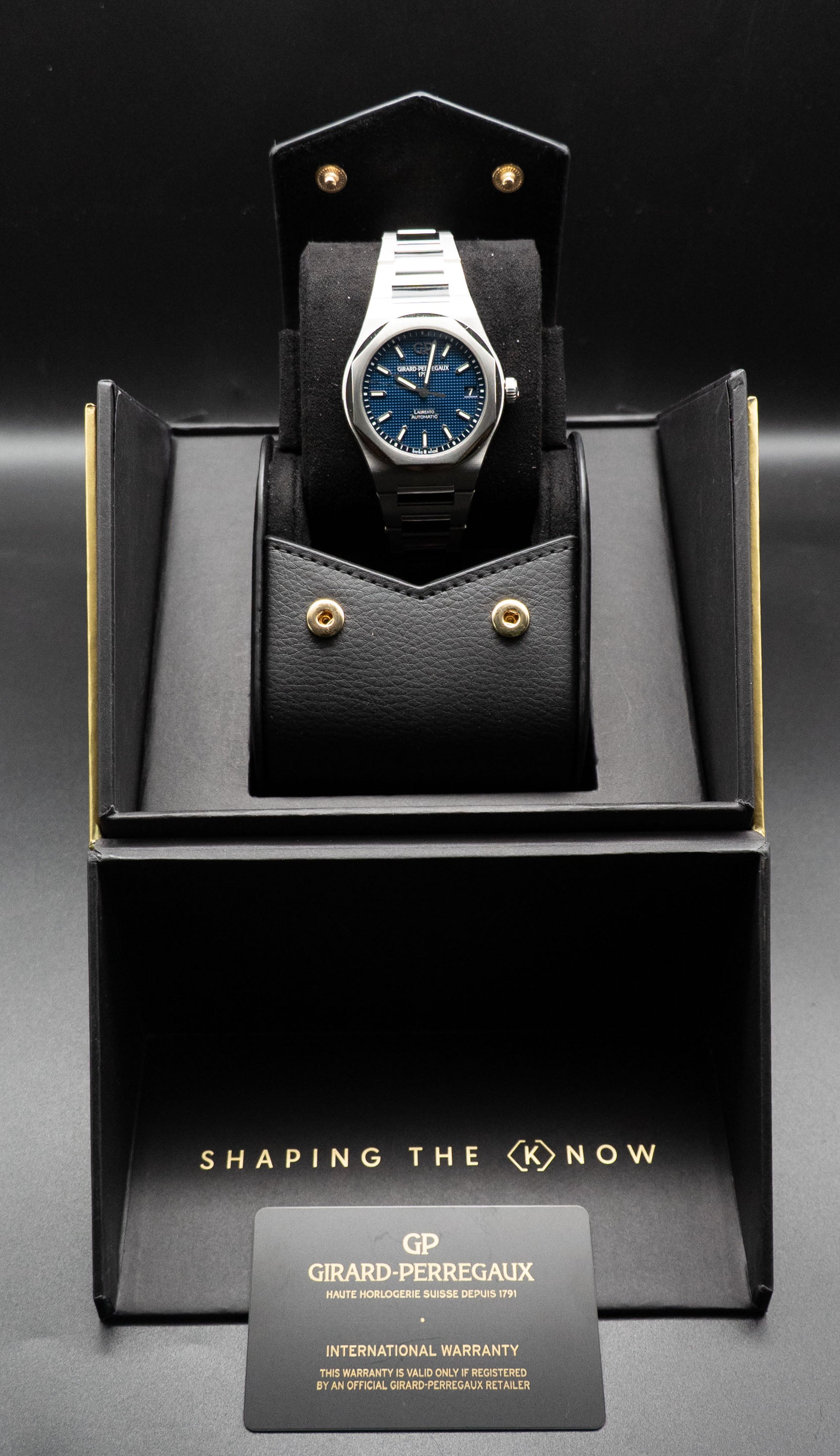 Girard-Perregaux Laureato 81010-11-431-11A Blue Dial Fullset 2022 Box+Papers