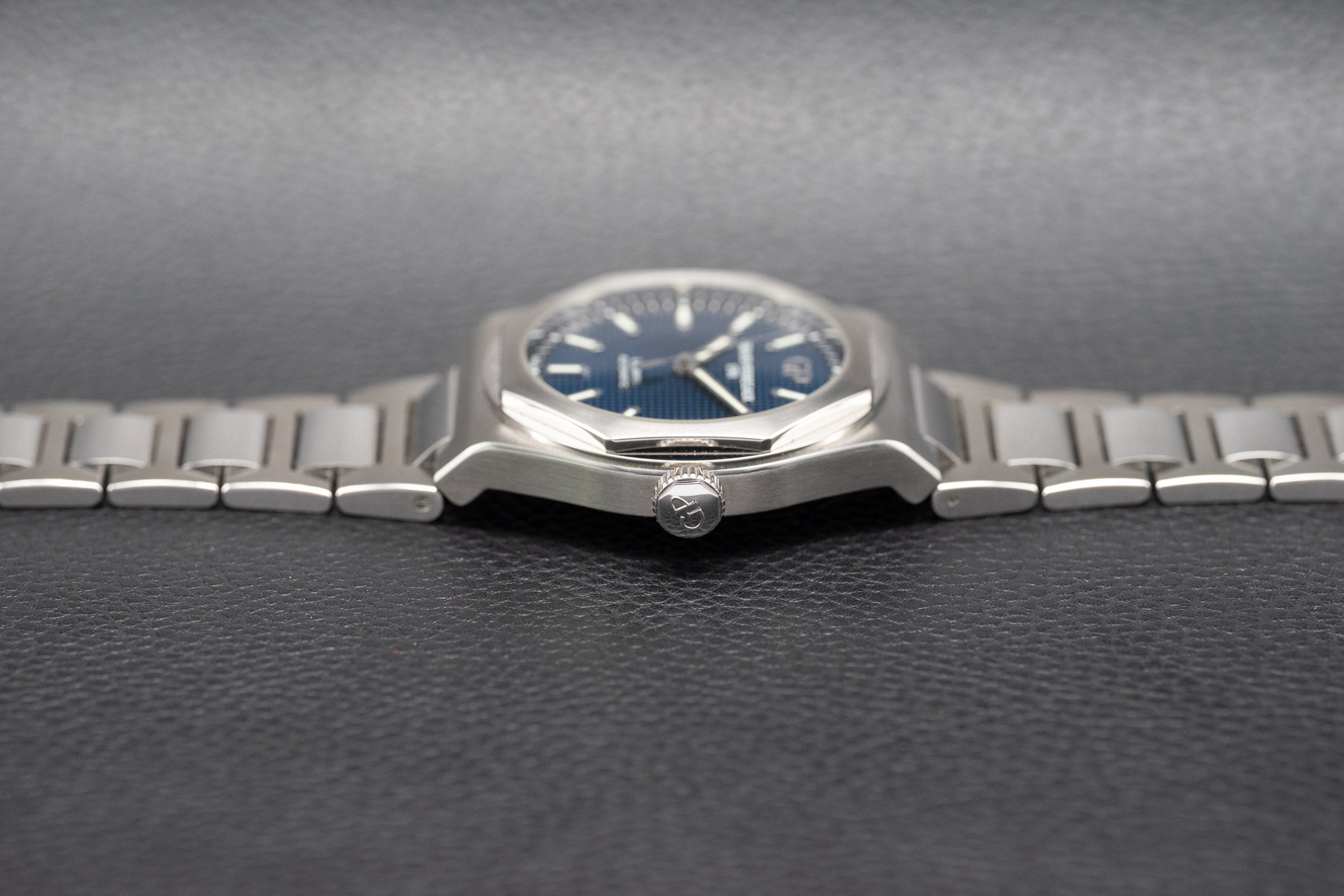 Girard-Perregaux Laureato 81010-11-431-11A Blue Dial Fullset 2022 Box+Papers