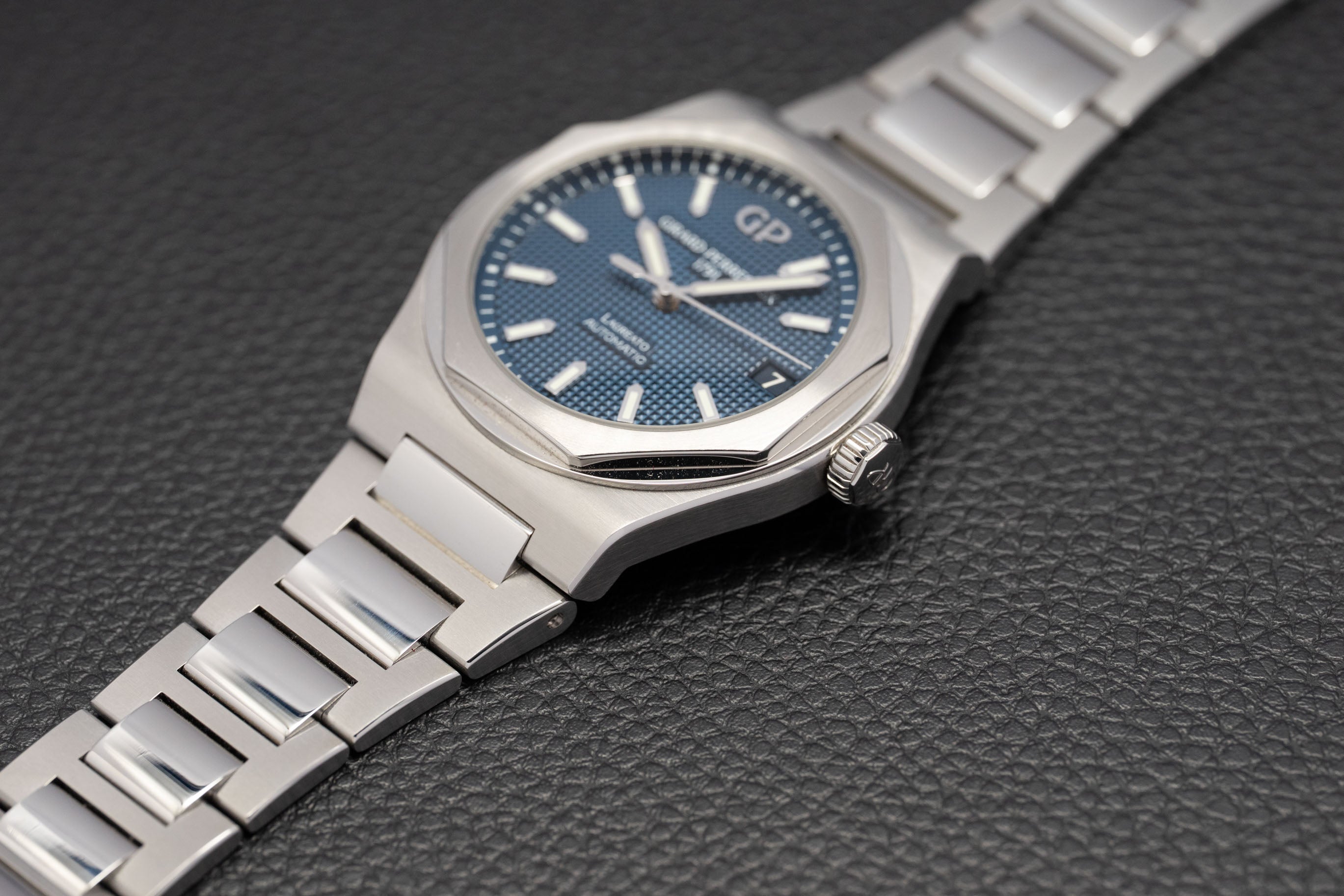 Girard-Perregaux Laureato 81010-11-431-11A Blue Dial Fullset 2022 Box+Papers