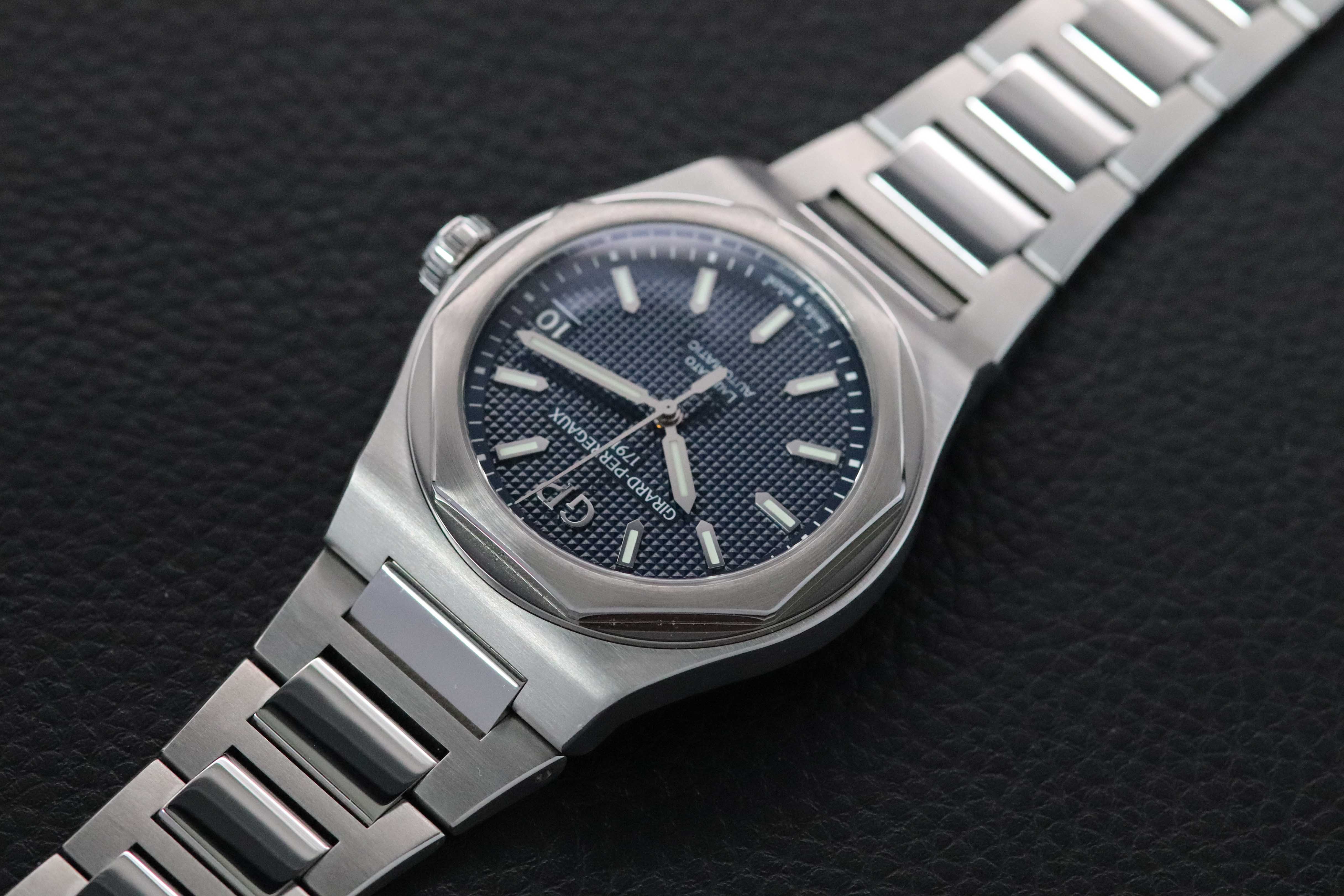 Girard Perregaux Laureato 81010-11-431-11 Fullset 2022 Box+Papers