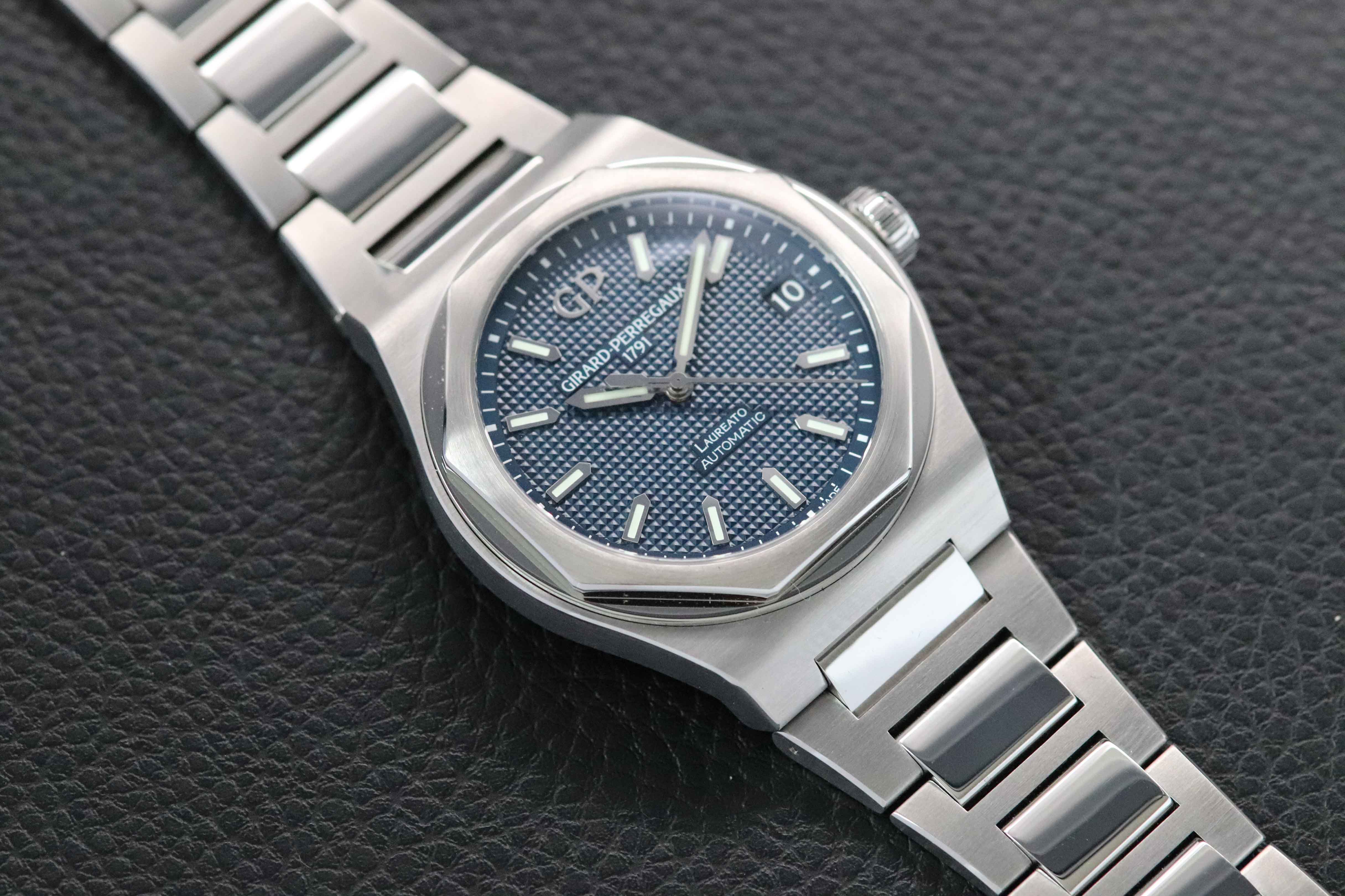 Girard Perregaux Laureato 81010-11-431-11 Fullset 2022 Box+Papers