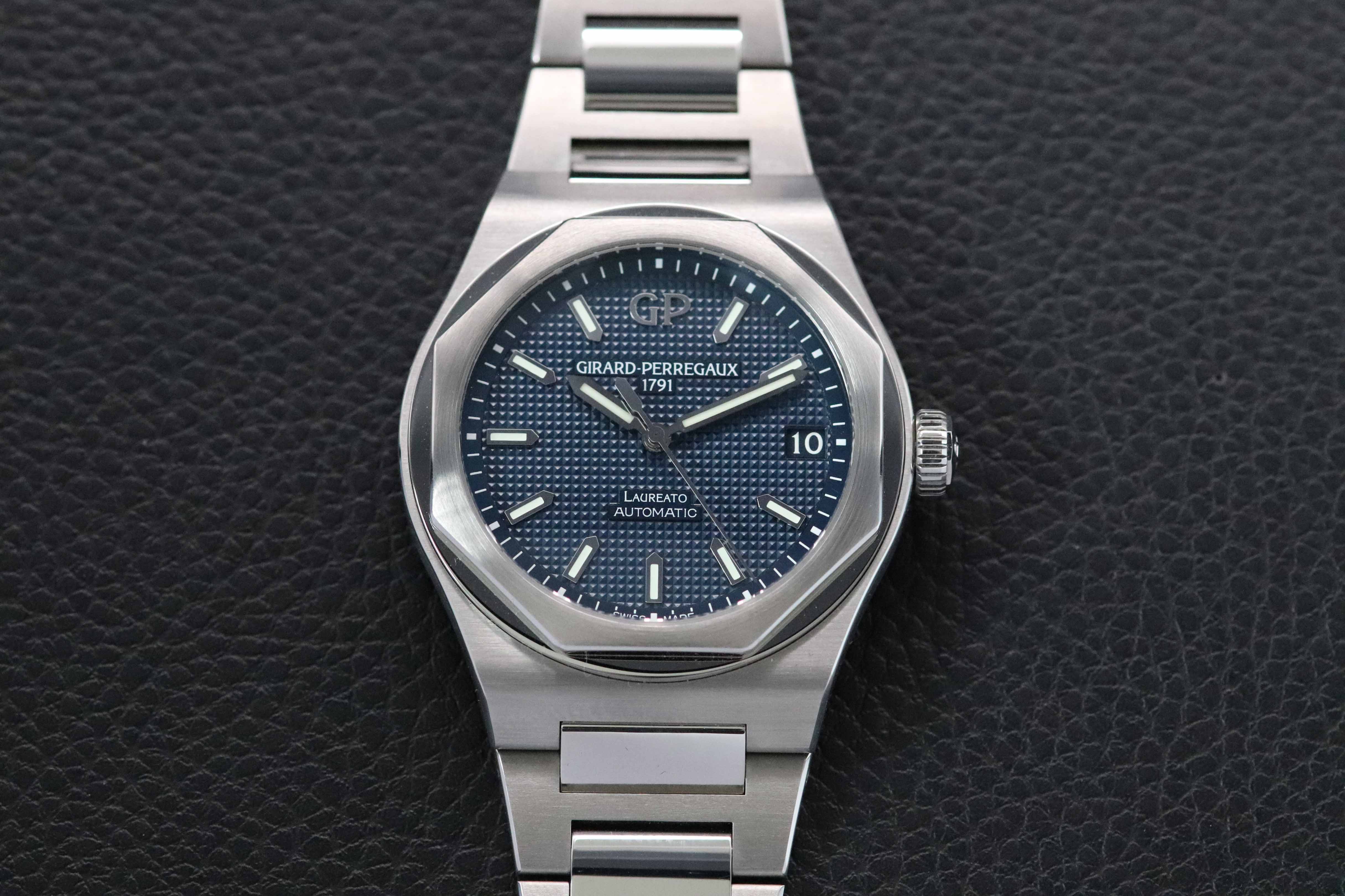 Girard Perregaux Laureato 81010-11-431-11 Fullset 2022 Box+Papers