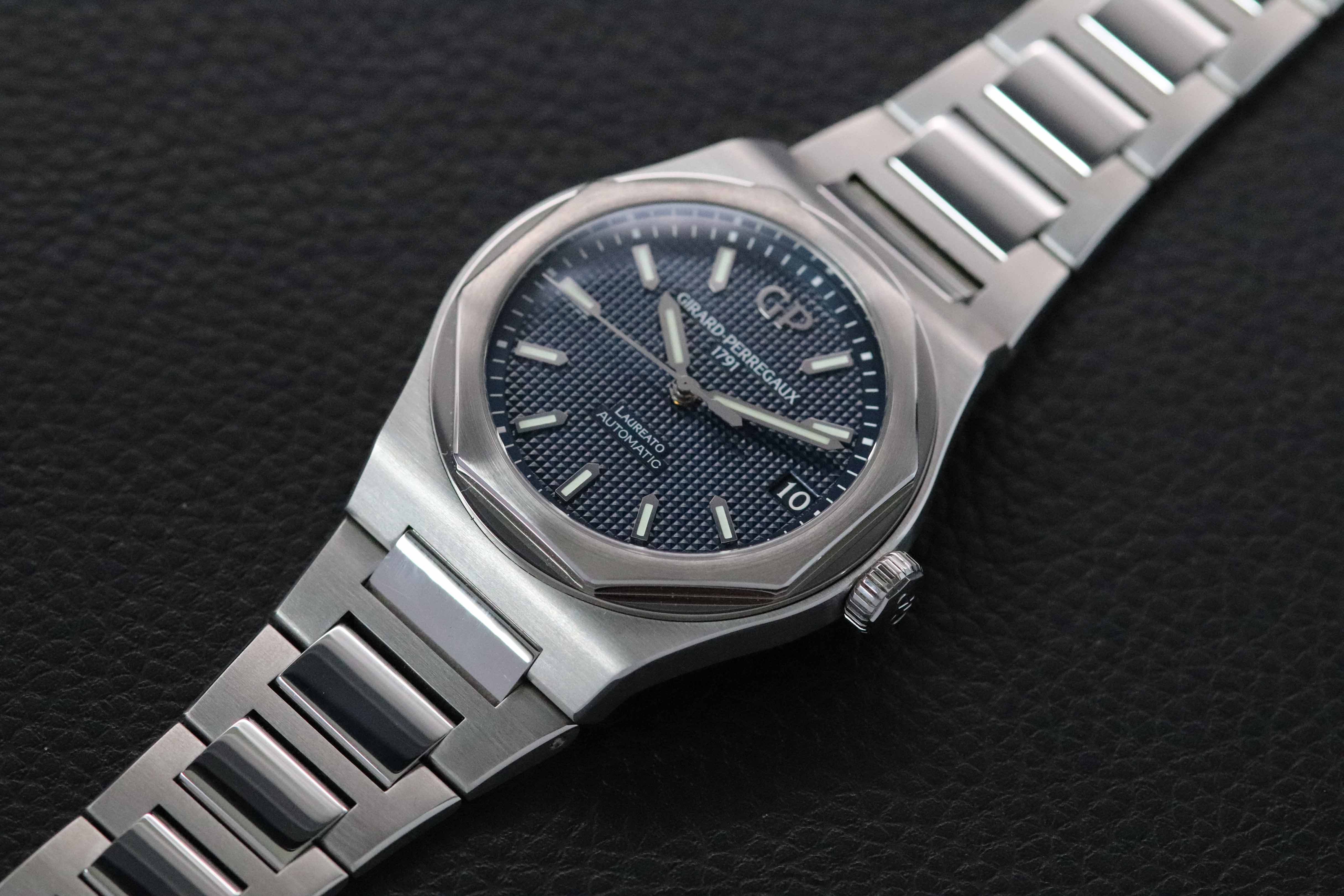 Girard Perregaux Laureato 81010-11-431-11 Fullset 2022 Box+Papers