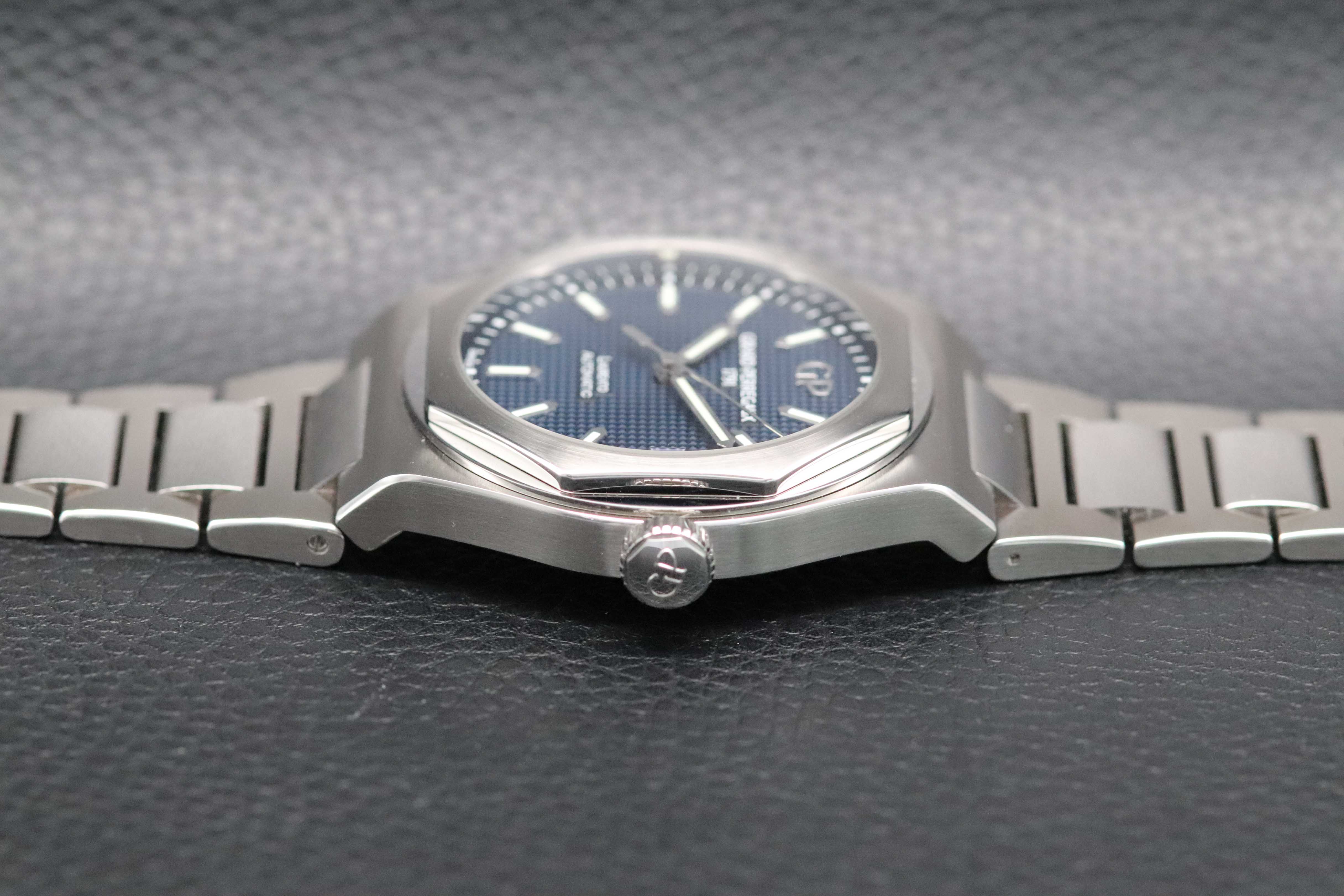 Girard Perregaux Laureato 81010-11-431-11 Fullset 2022 Box+Papers