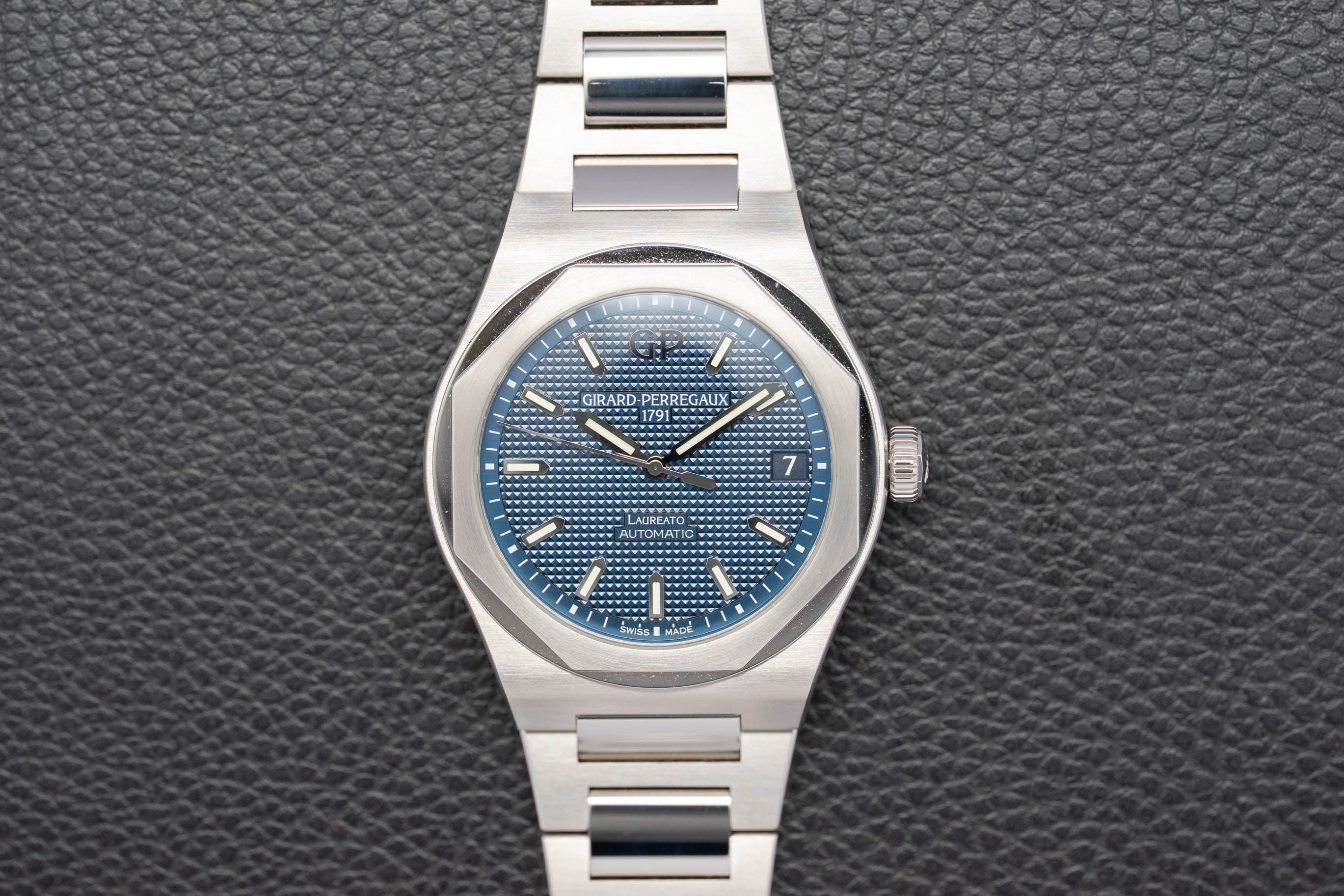 Girard-Perregaux Laureato 81010-11-431-11A Blue Dial Fullset 2022 Box+Papers