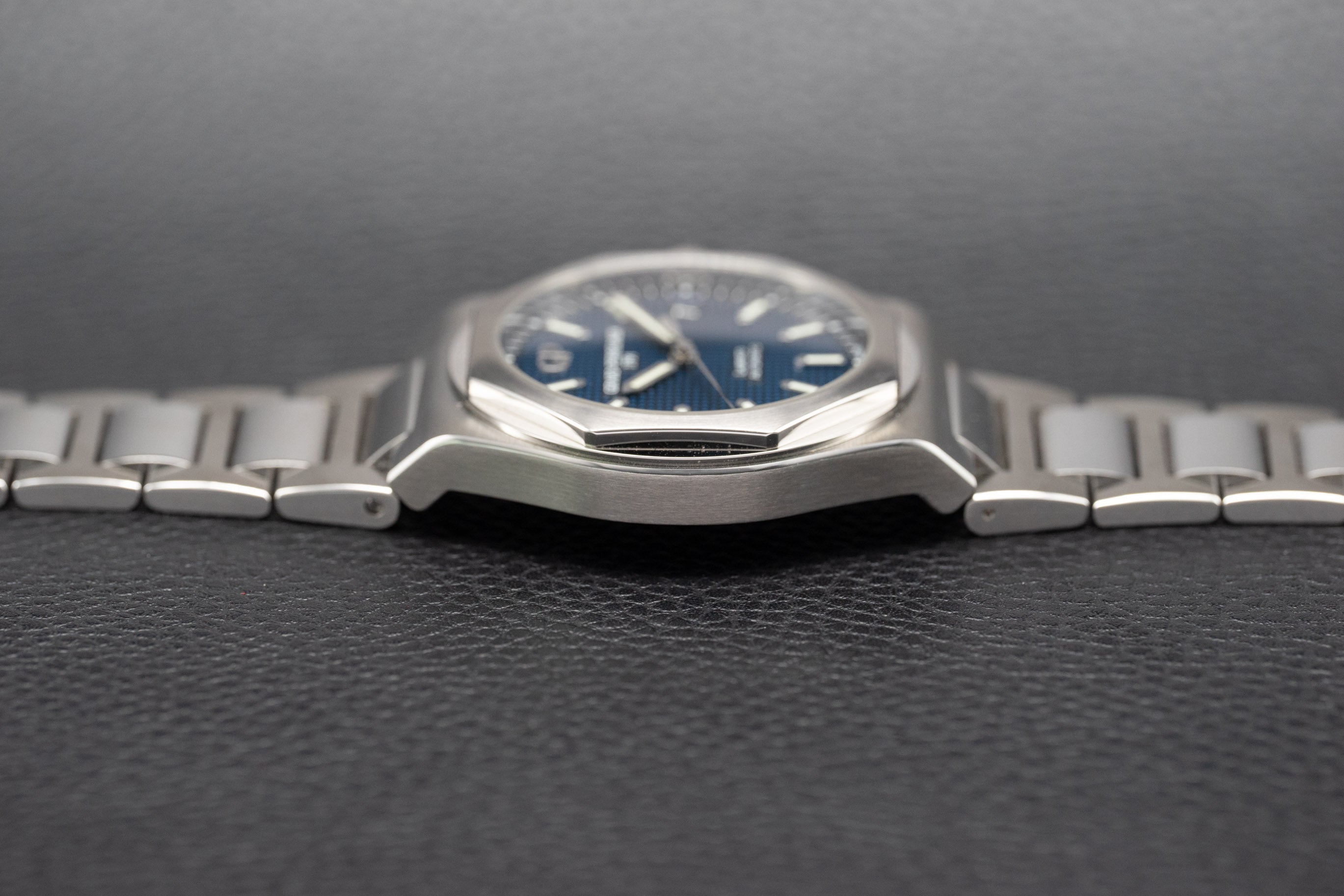 Girard-Perregaux Laureato 81010-11-431-11A Blue Dial Fullset 2022 Box+Papers