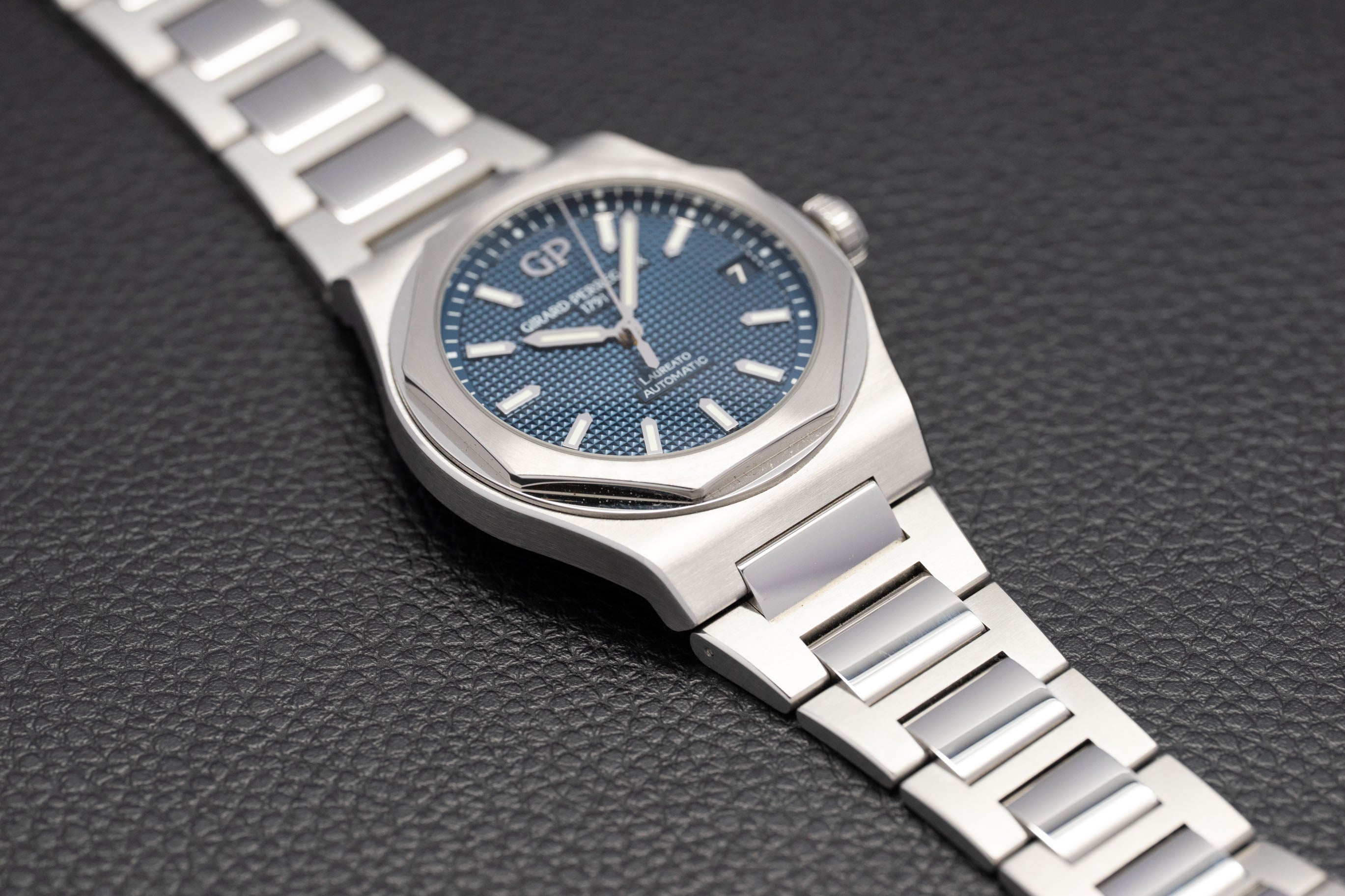 Girard-Perregaux Laureato 81010-11-431-11A Blue Dial Fullset 2022 Box+Papers